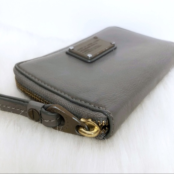 Authentic Marc Jacobs grey wallet wristlet holder - Picture 3 of 11